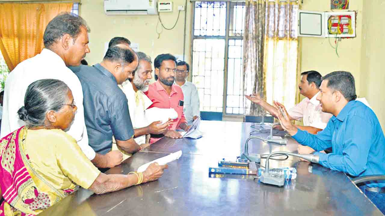 ఫిర్యాదులు వెంటనే పరిష్కరించాలి