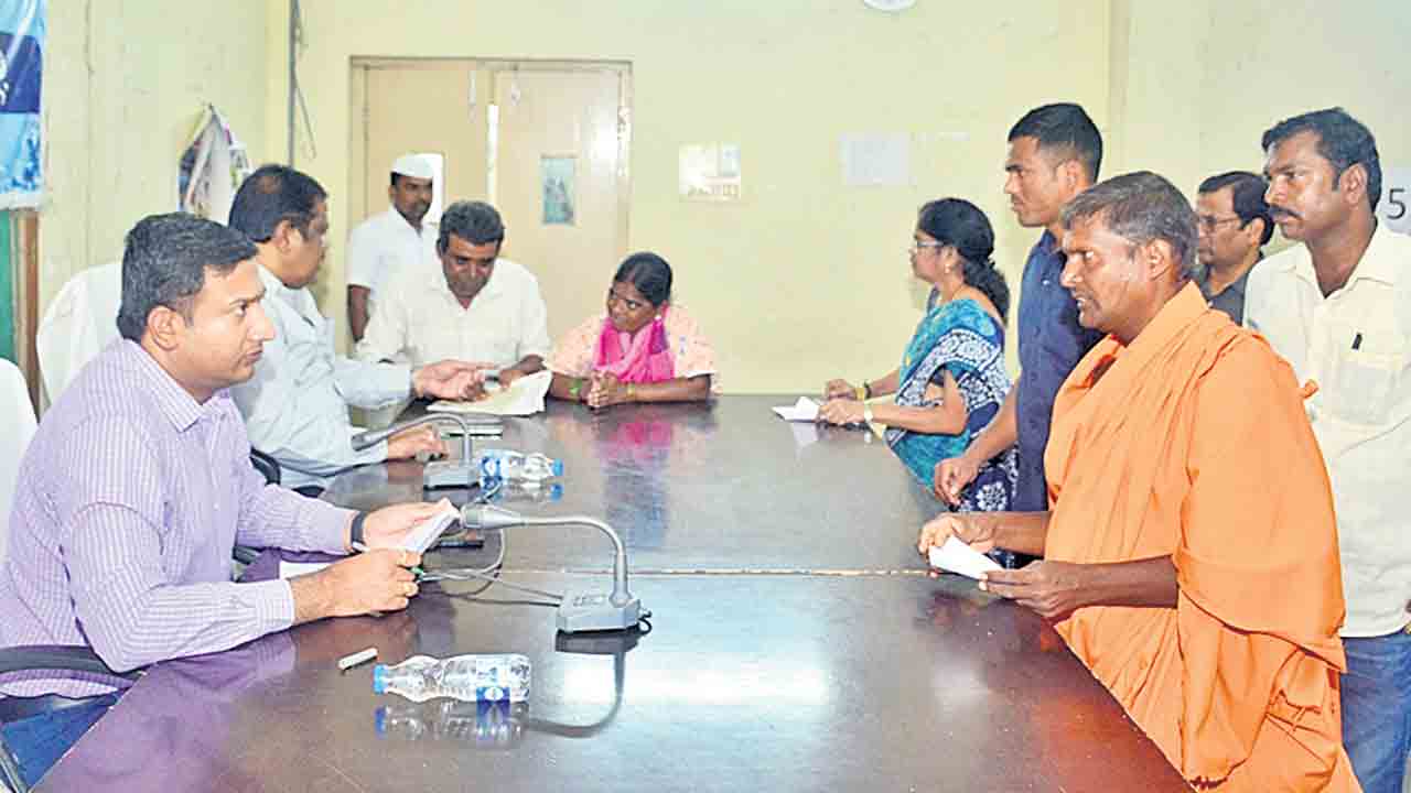 ఫిర్యాదులను సత్వరమే పరిష్కరించాలి