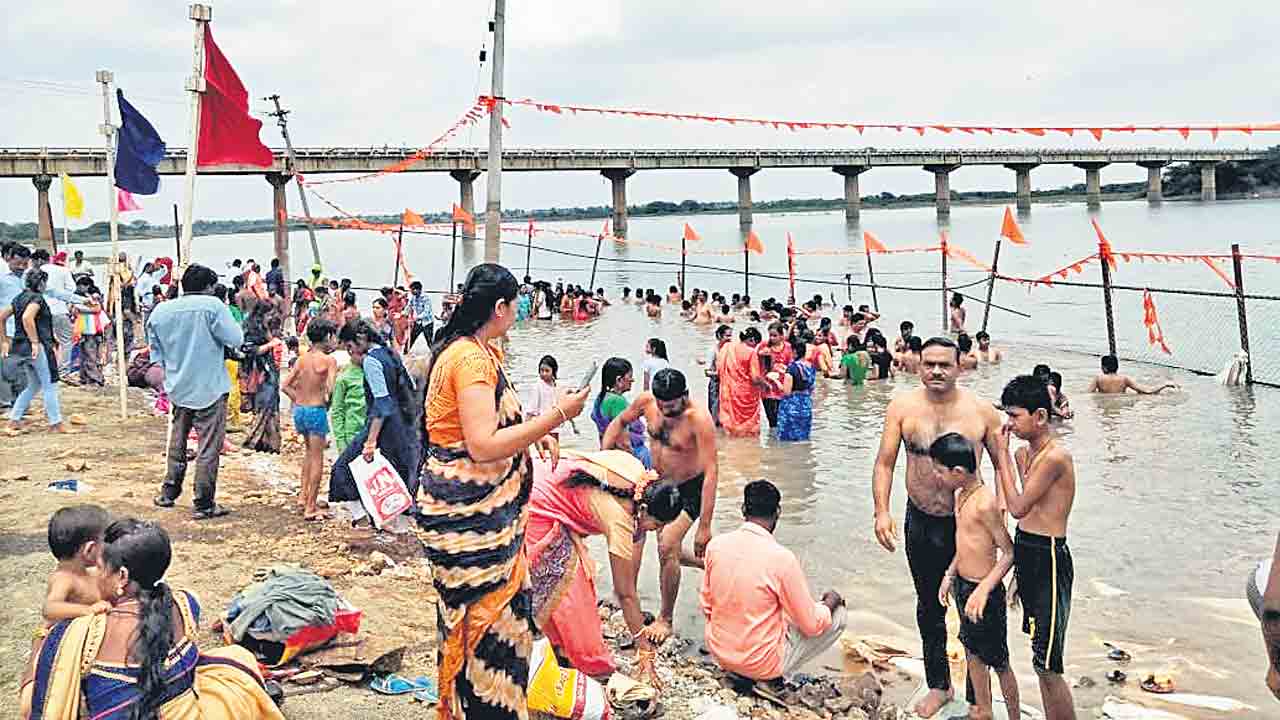 గంగస్నానం.. తన్మయత్వం