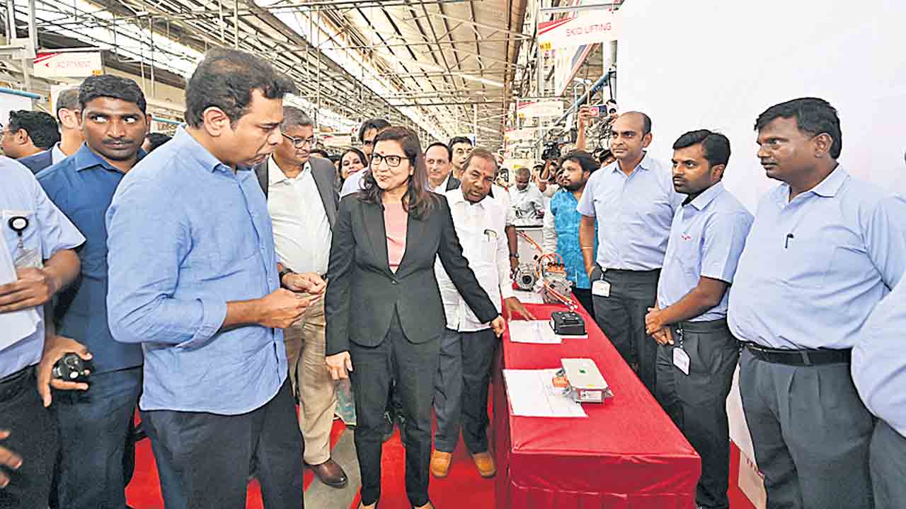 పరిశ్రమల్లో స్థానికులకే ప్రాధాన్యం