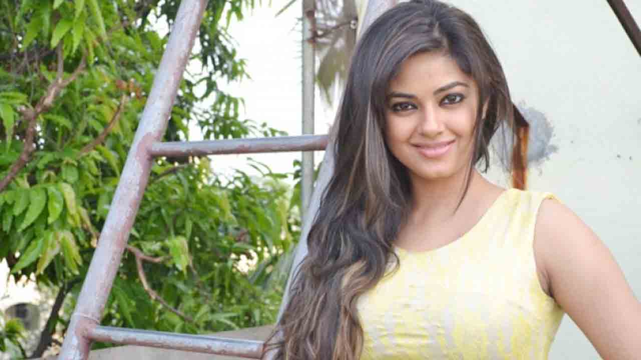 Meera Chopra |  నా అక్క ప్రియాంక చోప్రా చెప్పింది నిజమే.. బాలీవుడ్‌లో వివక్షపై మీరా చోప్రా సంచలన వ్యాఖ్యలు