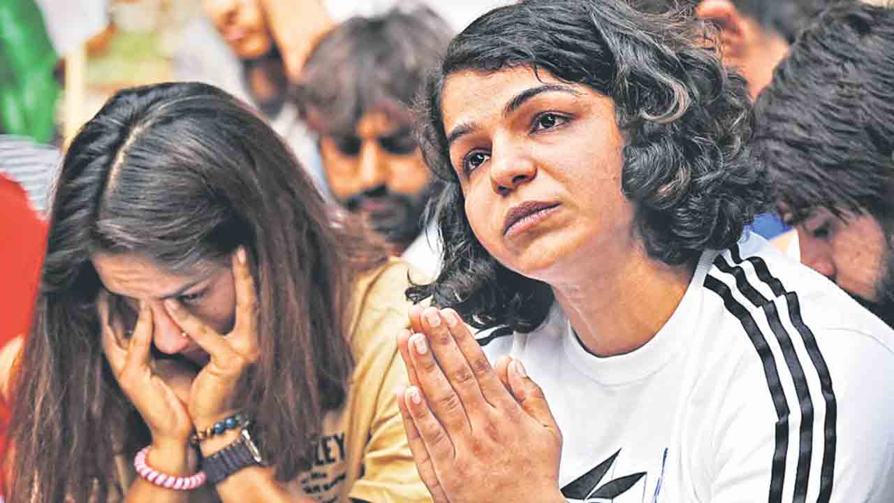 Wrestlers strike |  కుస్తీ గోదాలో బీజేపీ తొండి.. ఇదేనా బీజేపీ చెప్పే ‘బేటీ బచావో..’?