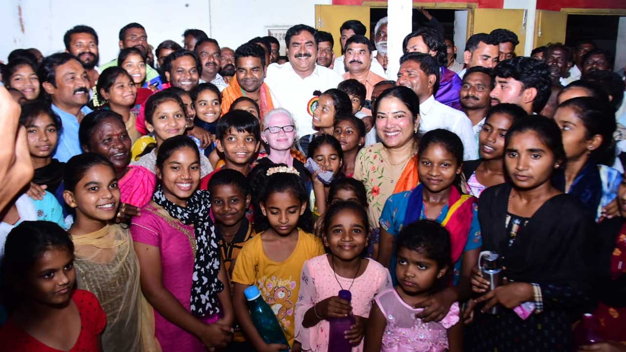 Balagam Movie | తొర్రూరులో ‘బలగం’ సినిమా టీం సందడి.. అభినందించిన మంత్రి దయాకర్‌రావు