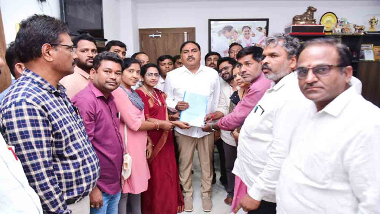 ‘ఉపాధి’ ఉద్యోగులకు పేస్కేల్ వర్తింపజేయాలి