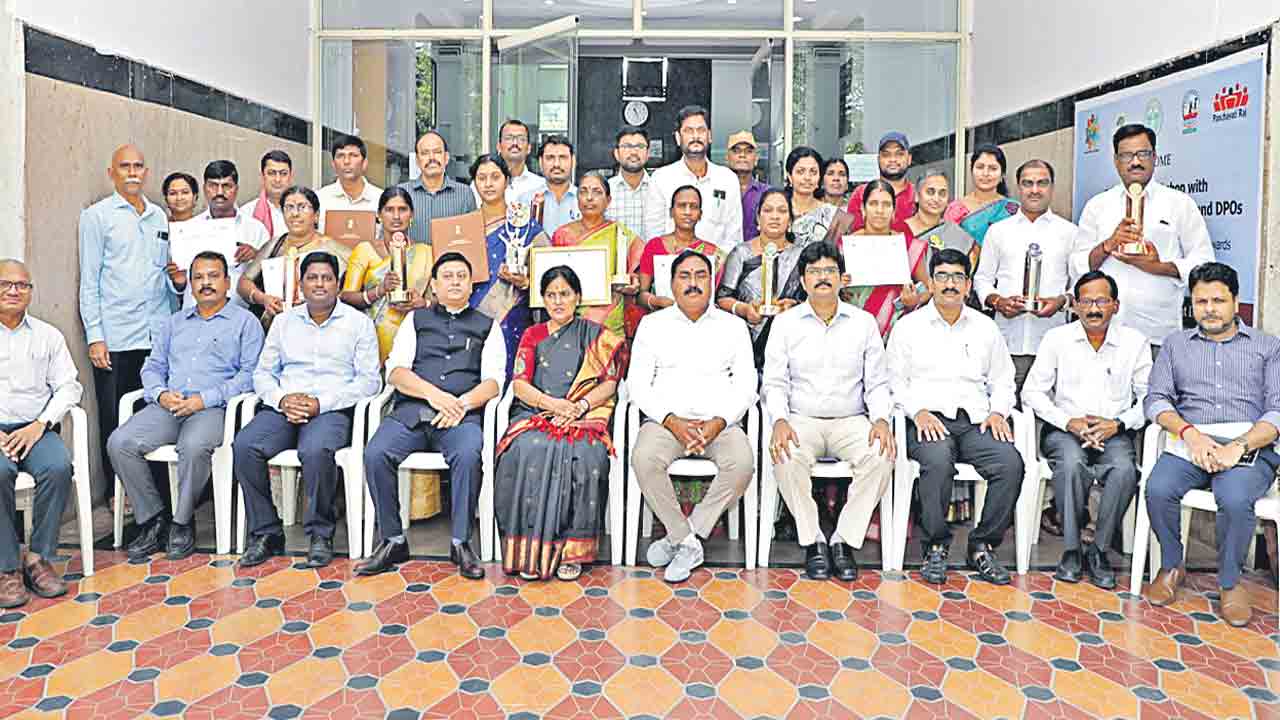 తెలంగాణ పంచాయతీలు దేశానికే ఆదర్శం