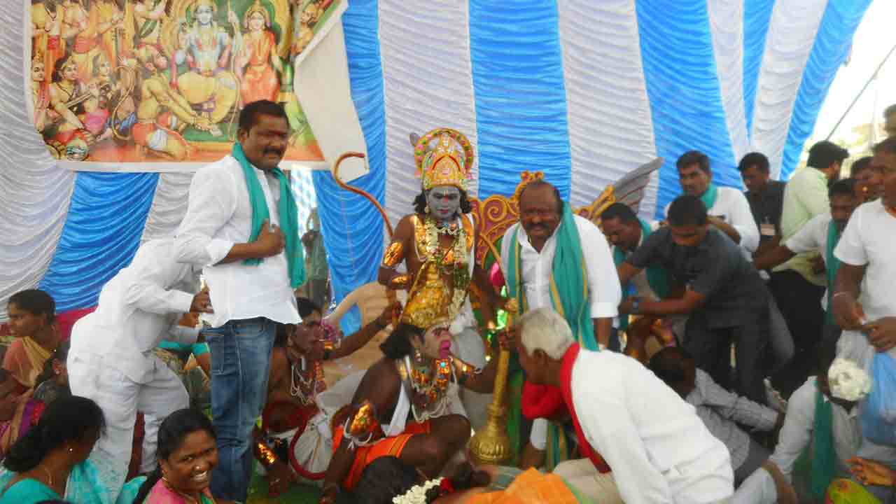 మంత్రి గంగులకు స్వల్పగాయాలు