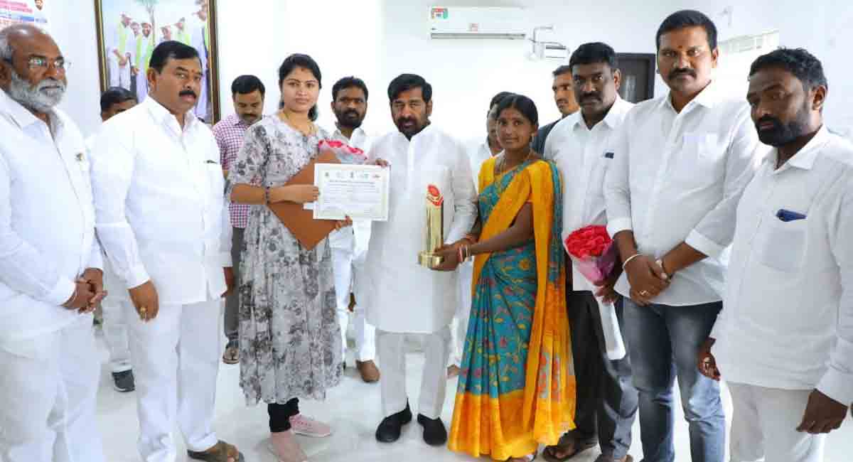 ఏపూరు సర్పంచ్‌, కార్యదర్శికి మంత్రి అభినందనలు