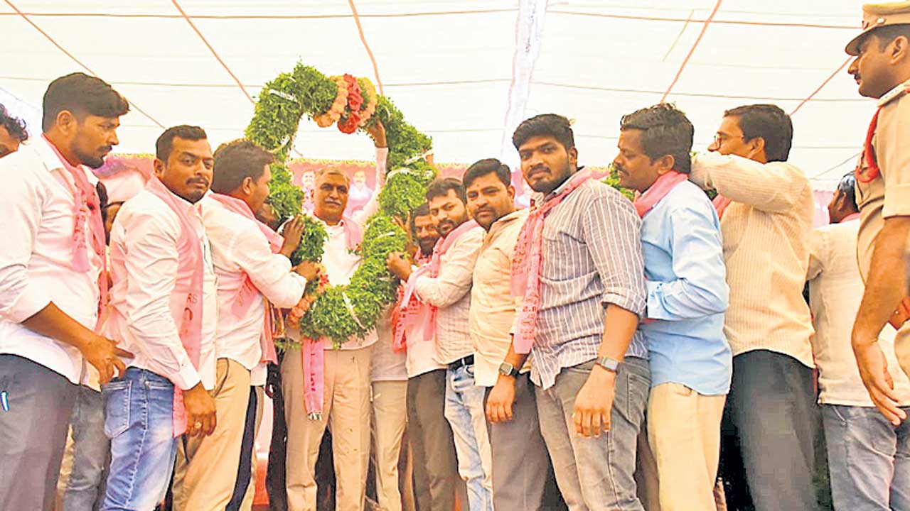 సీఎం కేసీఆర్‌ కృషితోనే భూమికి బరువయ్యేంత పంట దిగుబడులు