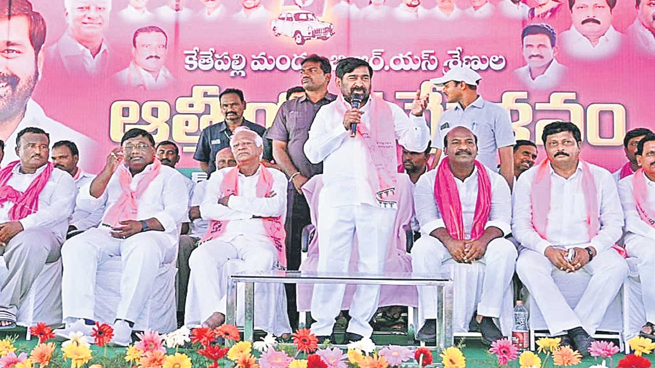 సందడిగా ఆత్మీయ సమ్మేళనాలు