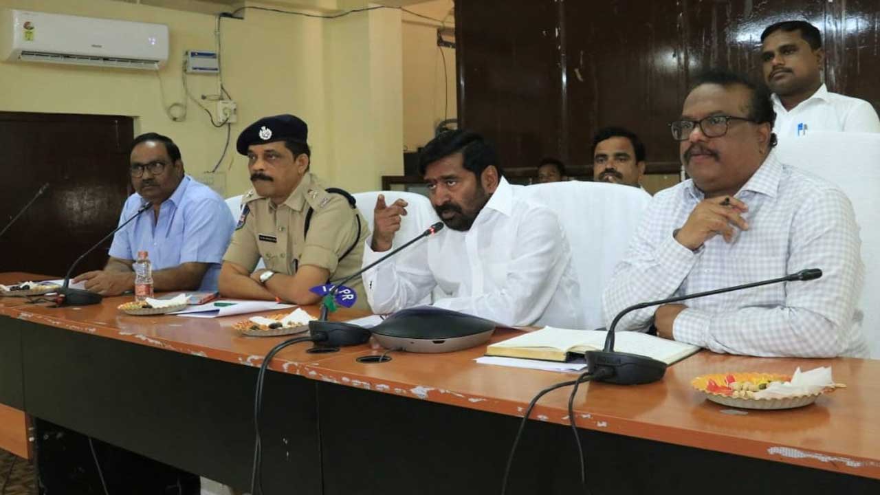 ధాన్యం కొనుగోళ్లలో వేగం పెంచండి