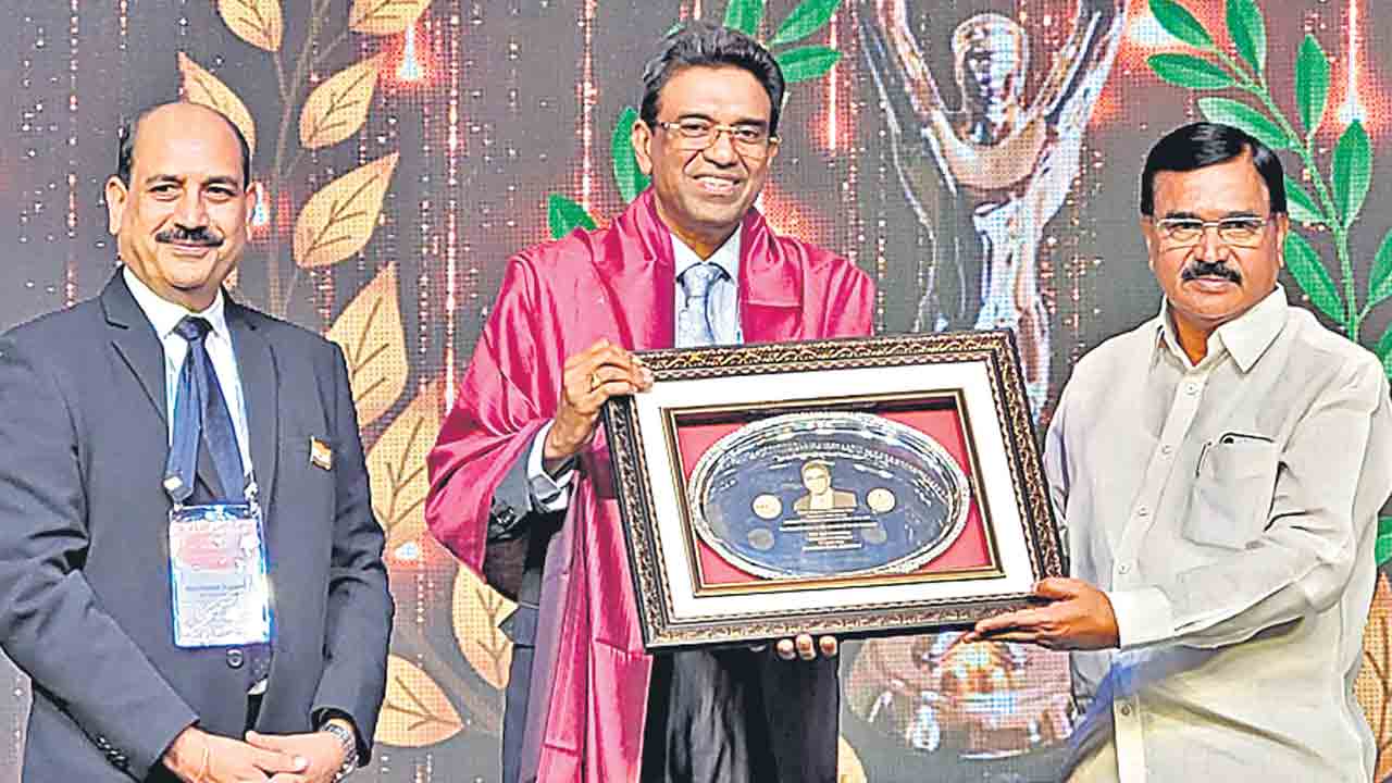 నూజివీడు సీడ్స్‌ చైర్మన్‌ ప్రభాకర్‌రావుకు జీవిత సాఫల్య పురస్కారం.. ప్రదానం చేసిన మంత్రి నిరంజన్‌రెడ్డి