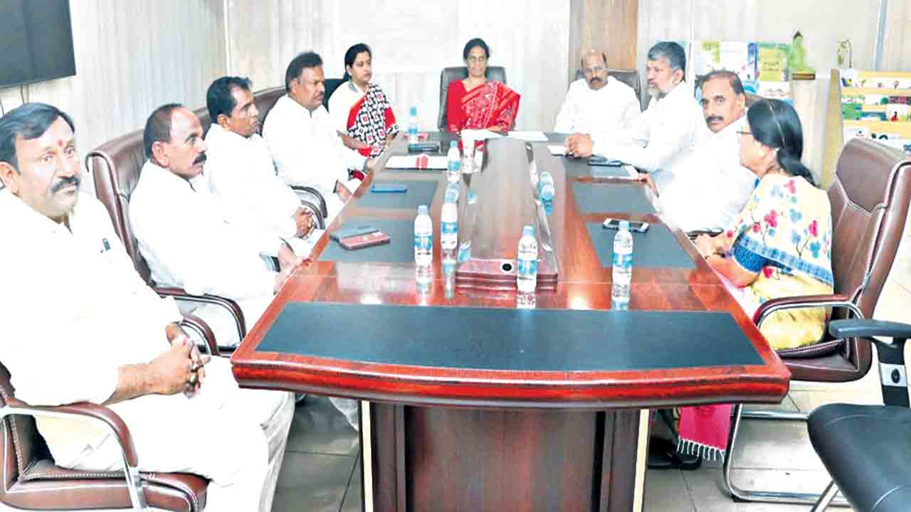 కలిసి కట్టుగా పనిచేద్దాం..