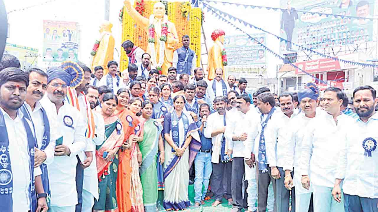 అంబేద్క‌రుడికి.. నీరాజ‌నం