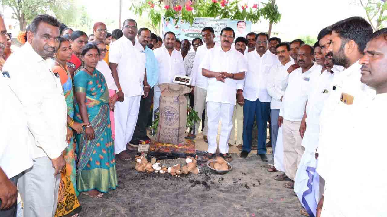 దండిగా కొనుగోళ్లు