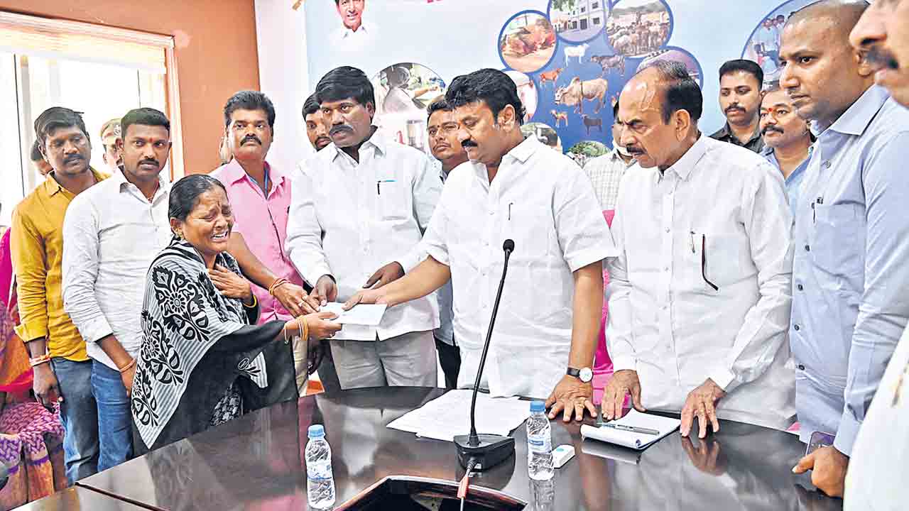 స్వప్నలోక్‌ బాధిత కుటుంబాలకు సర్కారు సాయం