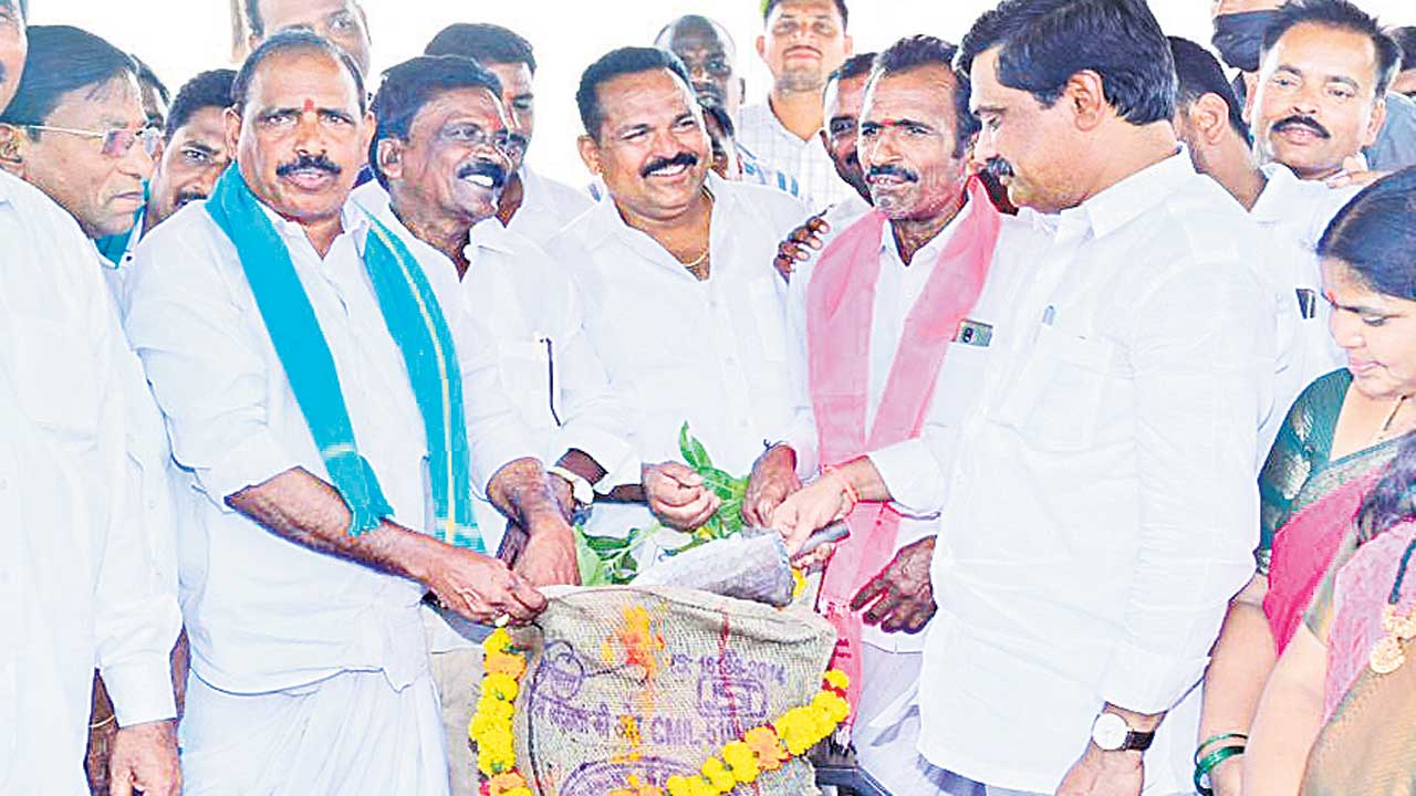 రైతు బాంధవుడు సీఎం కేసీఆర్‌