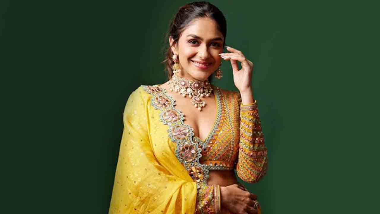 Mrunal Thakur | సీతారామం-2 కోసం ఎదురుచూస్తున్నా : మృణాల్‌