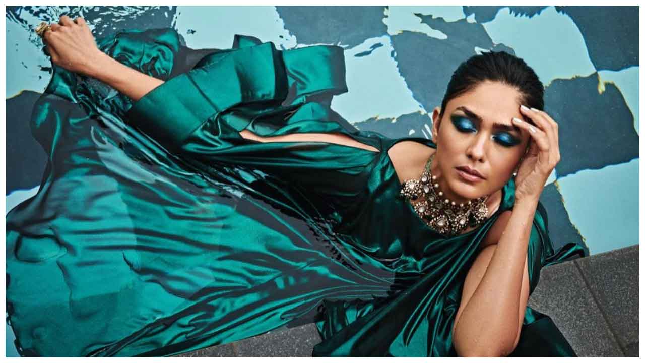 Mrunal Thakur |  మా సీత ఇలాగేనా ఉండేది.. పద్ధతి నేర్చుకో అంటూ నెటిజన్ల ఫైర్‌