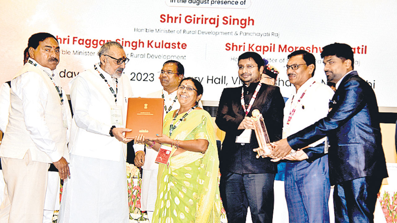 ముక్రా(కే)కు పురస్కారం