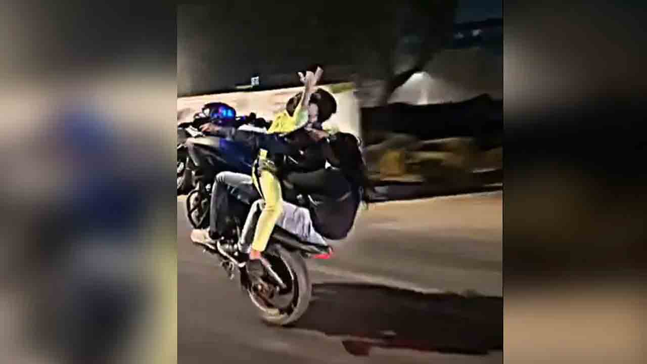 Bike Stunts | ముందొక అమ్మాయి.. వెనుక ఇంకో అమ్మాయితో బైక్పై ఫీట్లు చేసిన యువకుడు.. వీడియో వైరల్