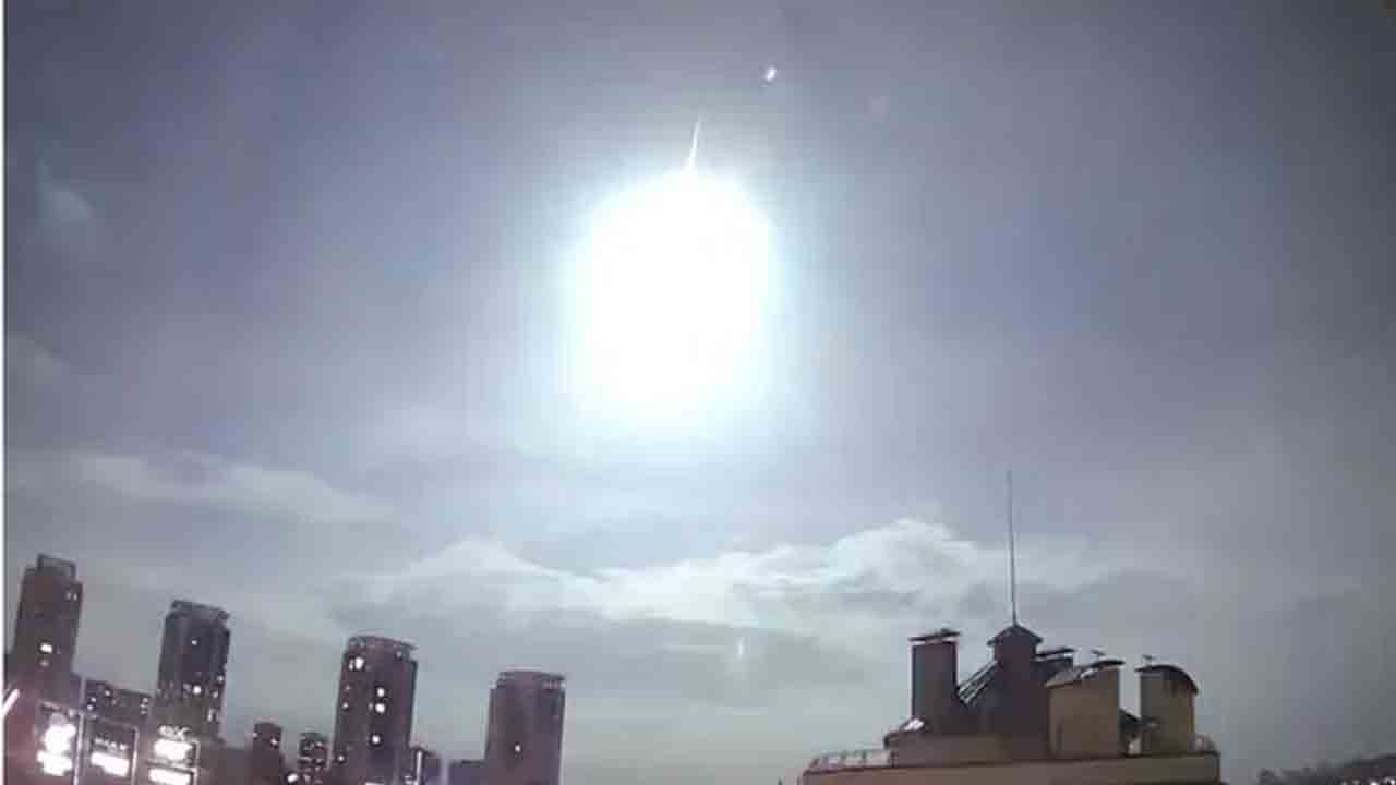 Mysterious Light | ఆకాశంలో వింత వెలుగులు.. ఆందోళనకు గురైన జనం..! అసలేం జరిగిందంటే..?