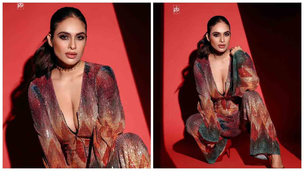 Neha Malik | మెరిసే డ్రెస్‌లో నేహా మాలిక్ గ్లామర్ షో..