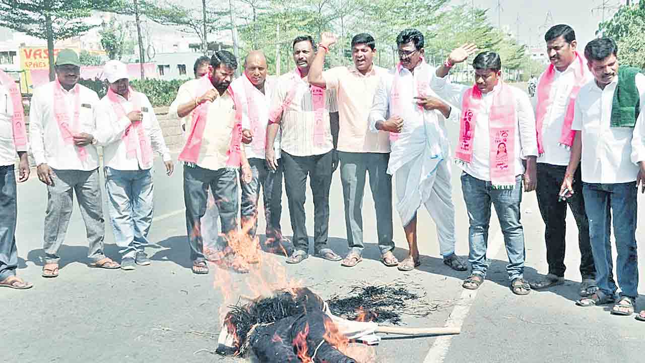 ‘బండి’ దిష్టిబొమ్మల దహనం