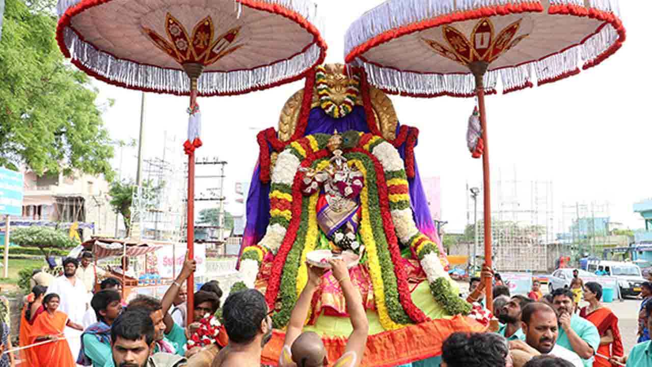 Brahamotsavam | ఒంటిమిట్టలో శ్రీ రామచంద్రమూర్తి వేణుగానాలంకారంలో దర్శనం