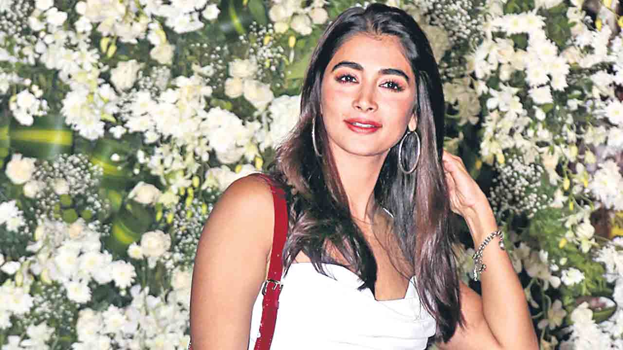 Pooja Hegde | నిర్మాత నుంచి కారు గిఫ్ట్‌.. పూజాహెగ్డే ఏమన్నదంటే..?