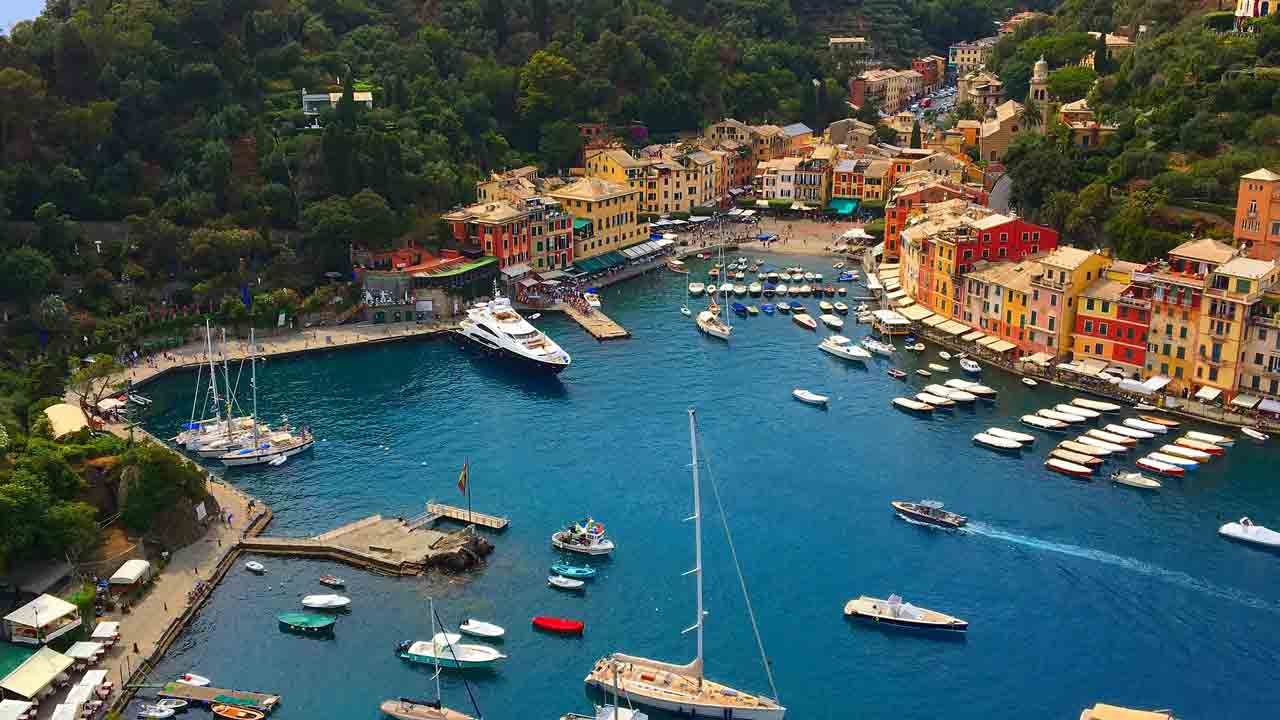 Fines for selfies | ఆ పట్టణంలో సెల్ఫీలు తీసుకుంటే భారీ మూల్యం చెల్లించాల్సిందే..!