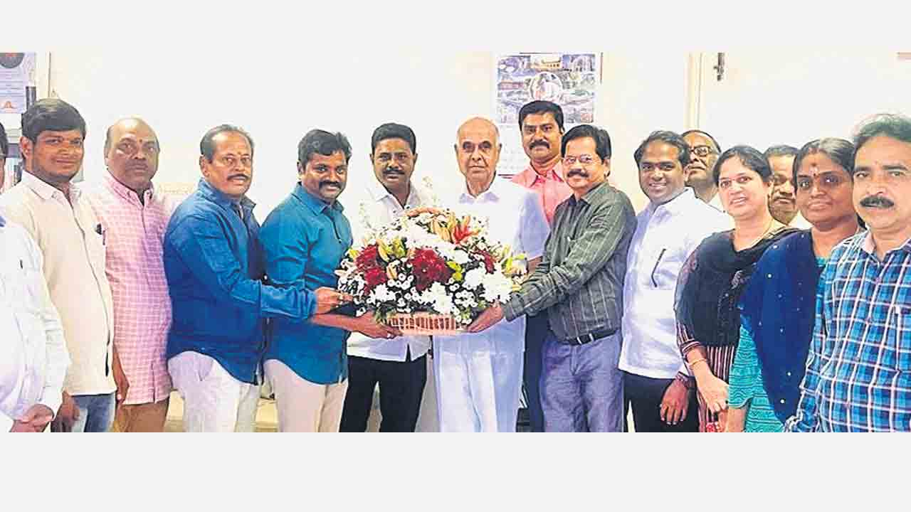 విద్యుత్తు ఉద్యోగులకు పీఆర్సీపై హర్షం