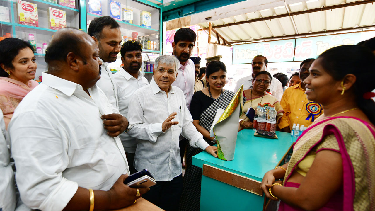 Praksh Amedkar | హుజూరాబాద్‌లో దళితబంధు యూనిట్లను పరిశీలించిన ప్రకాశ్‌ అంబేద్కర్‌