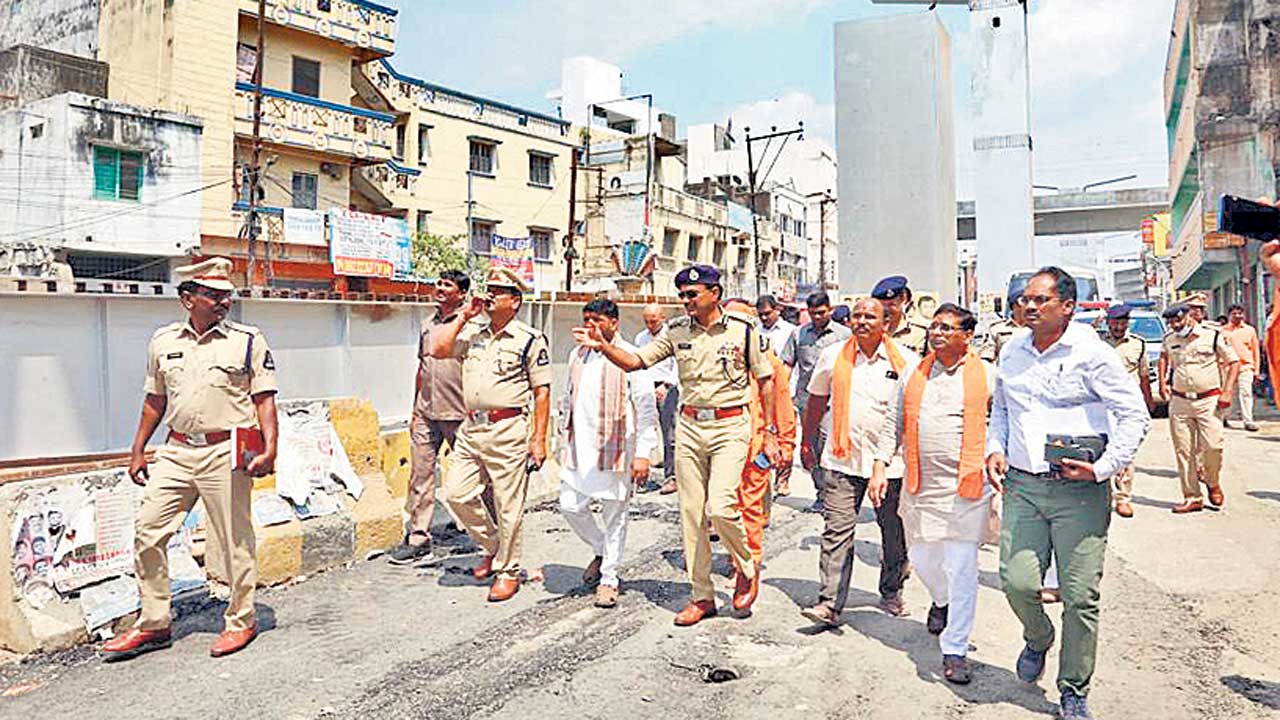 హనుమాన్‌ జయంతి ర్యాలీ ఏర్పాట్లపై సీపీ సమీక్ష