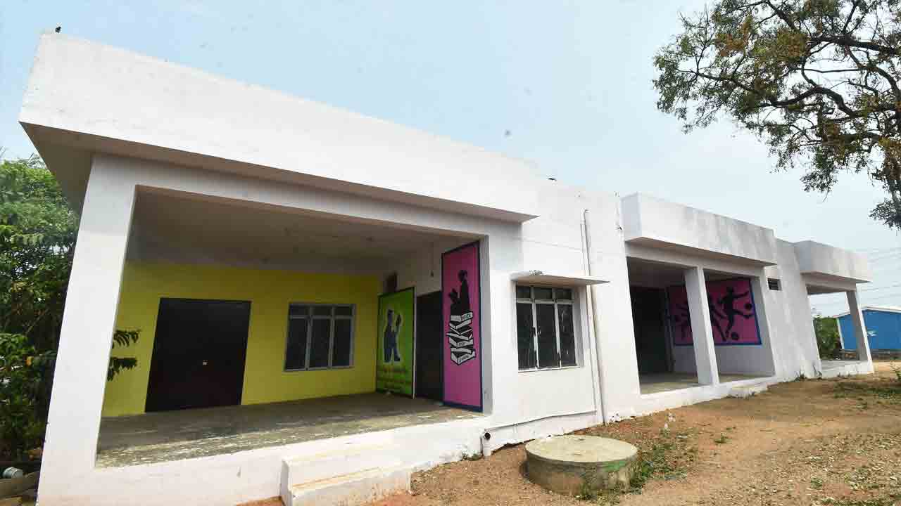 Public libraries |  పల్లెల్లో పబ్లిక్‌ లైబ్రరీలు.. నిరుపయోగంగా ఉన్న ప్రభుత్వ భవనాల్లో నిర్వహణ