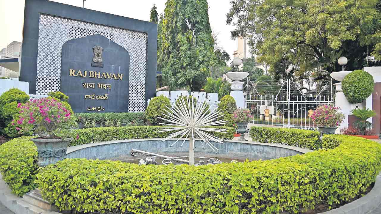 రాజ్యాంగానికి లోబడే గవర్నర్లు పనిచేయాలి