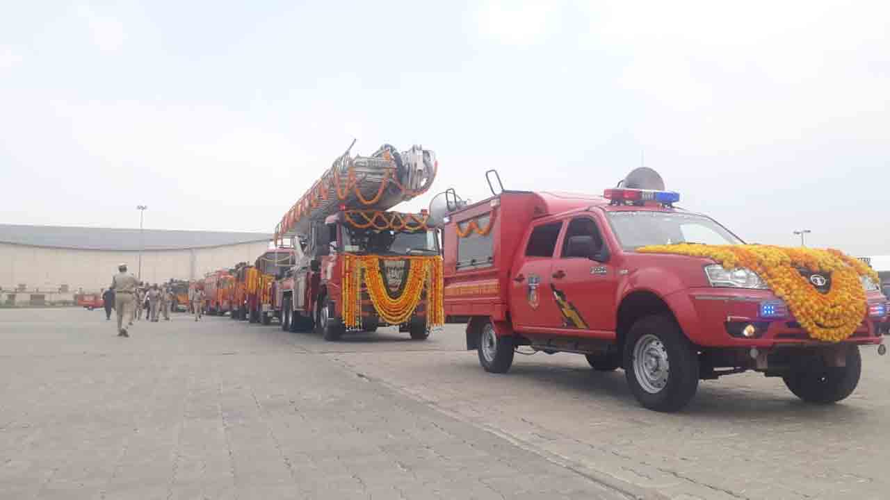 Rally with Fire Engines | అగ్నిమాపక శాఖ వారోత్సవాలు.. ప్రమాదాలపై ప్రజల్లో అవగాహన కోసం ఫైరింజన్‌లతో ర్యాలీ