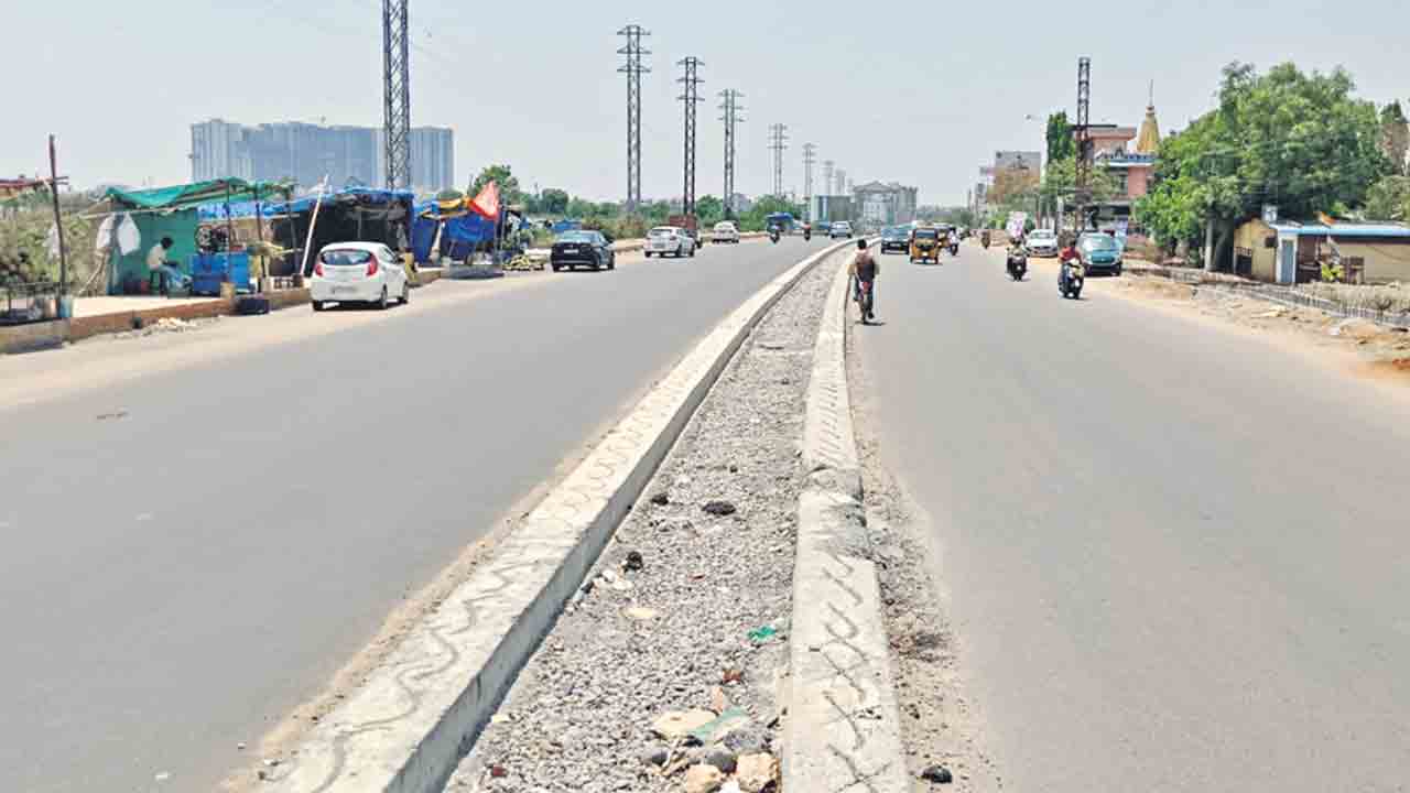 తెల్లాపూర్‌ టు మోకిల వరకు రెండు రేడియల్‌ రోడ్లు.. శరవేగంగా అభివృద్ధి చెందుతున్న రియల్‌ ఎస్టేట్‌, వాణిజ్య వ్యాపారం