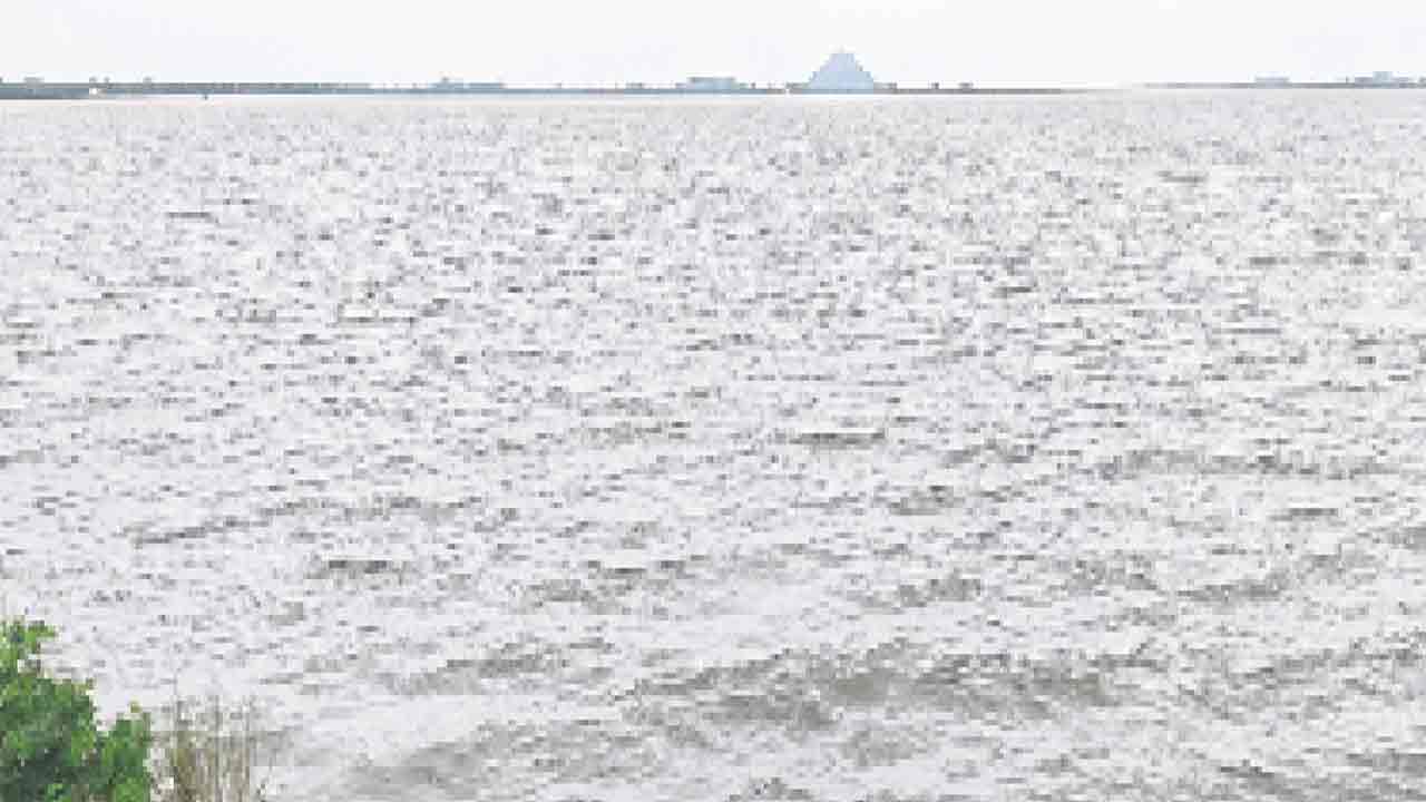 మండు వేసవిలోనూ పాలేరులో జలకళ