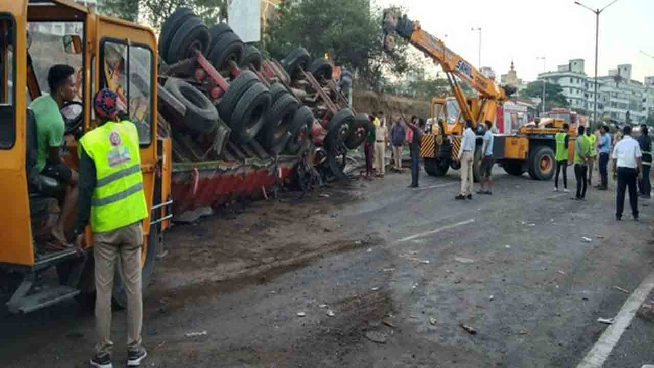 Road accident | లారీ, ప్రైవేటు బస్సు ఢీ.. నలుగురు దుర్మరణం