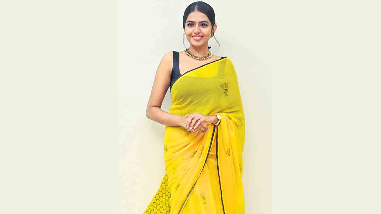 Shivani Rajashekar | పసుపు పచ్చ చీరలో మెరిసిపోతున్న మిస్‌ జిలేబీ