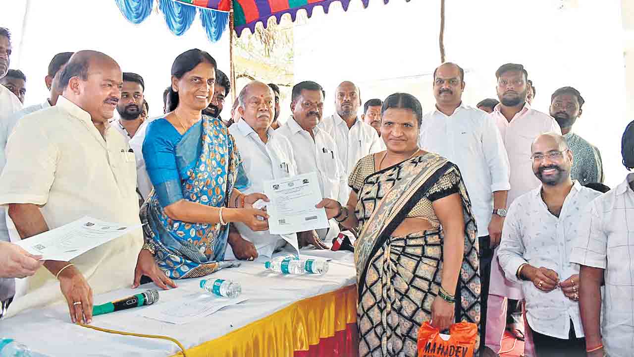 పేదల గూడుకు పట్టాభిషేకం