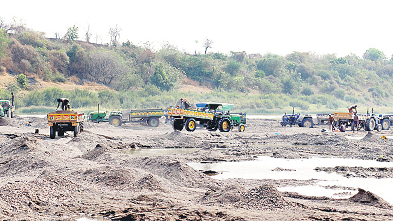 ఆదిలాబాద్‌ జిల్లాలో అక్రమంగా ఇసుక రవాణా