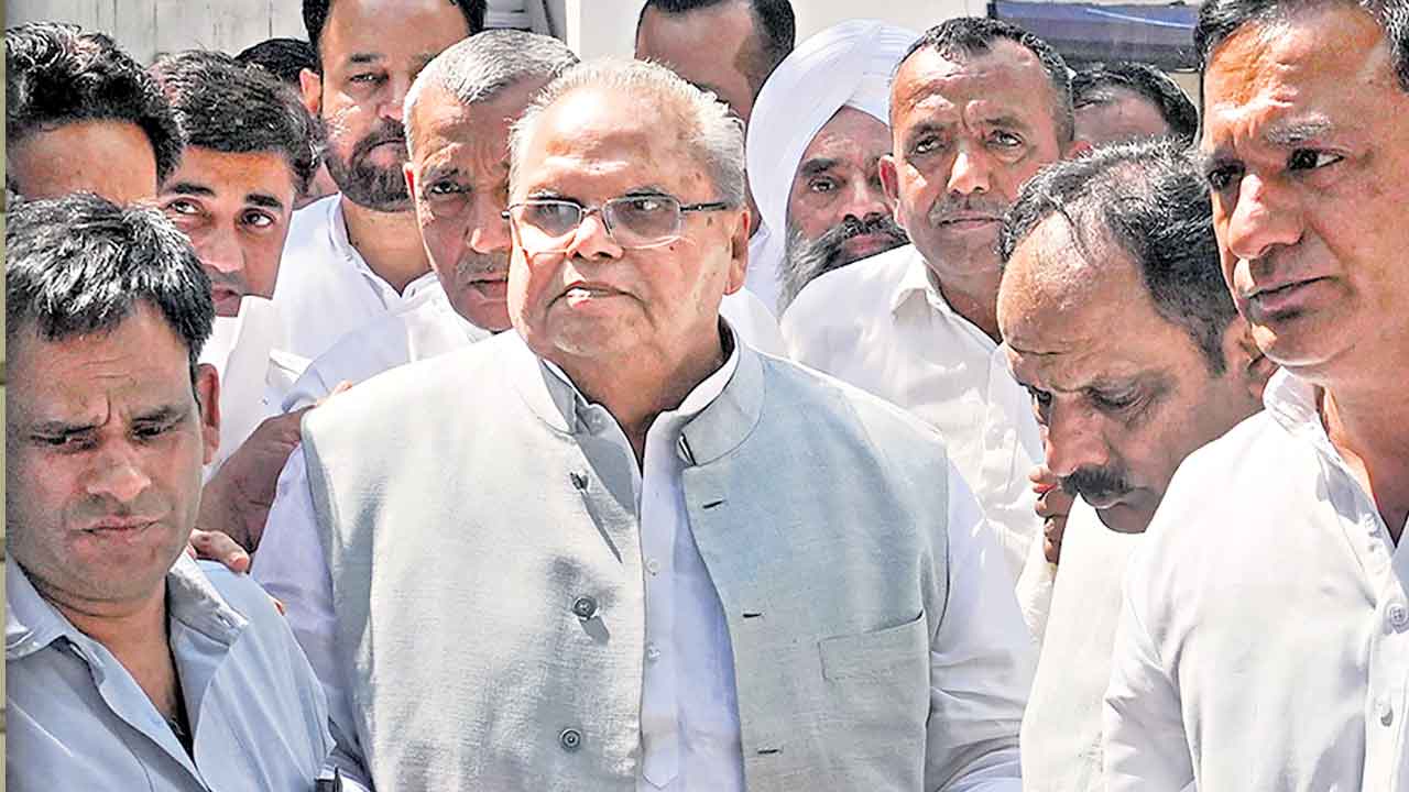 పోలీస్‌ స్టేషన్‌ ఎదుట మాలిక్‌ ధర్నా