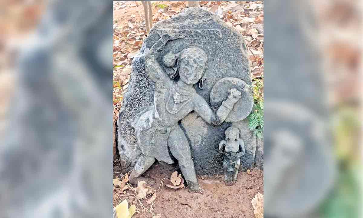 Polasa |  చారిత్రక ఆనవాళ్లకు నిలయం పొలాస.. మూడు వీరగల్లు శిల్పాలపై శాసనాలు