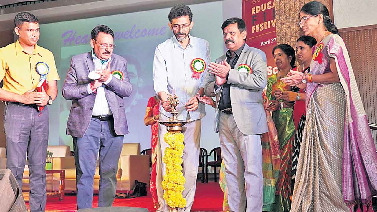 విద్యార్థులు లక్ష్యసాధన దిశగా పని చేయాలి