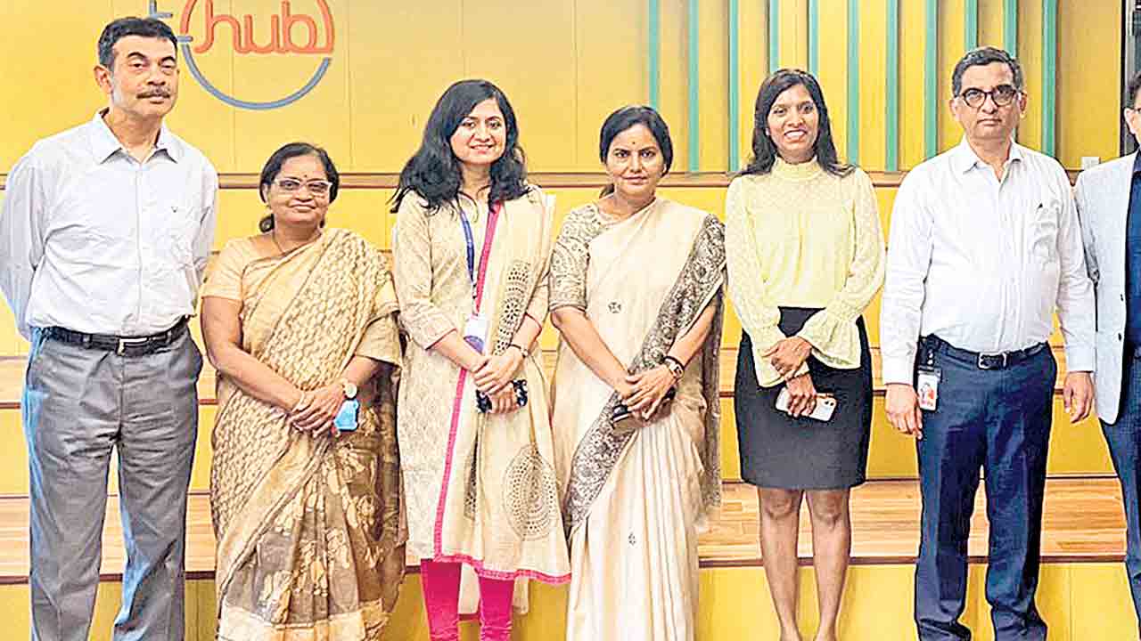 టీ హబ్‌ సందర్శించిన సీఎస్‌