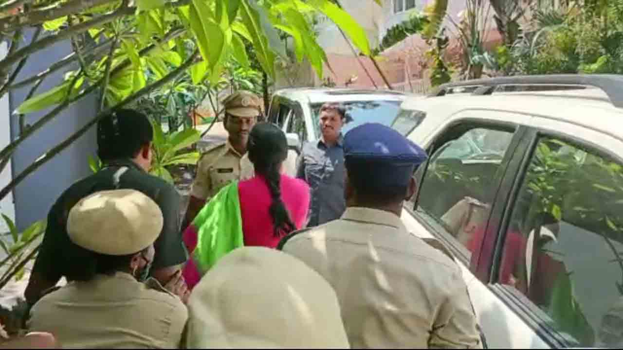 YS Sharmila | పోలీసులపై చేయి చేసుకున్న వైఎస్ షర్మిల.. జూబ్లీహిల్స్ పీఎస్కు తరలింపు