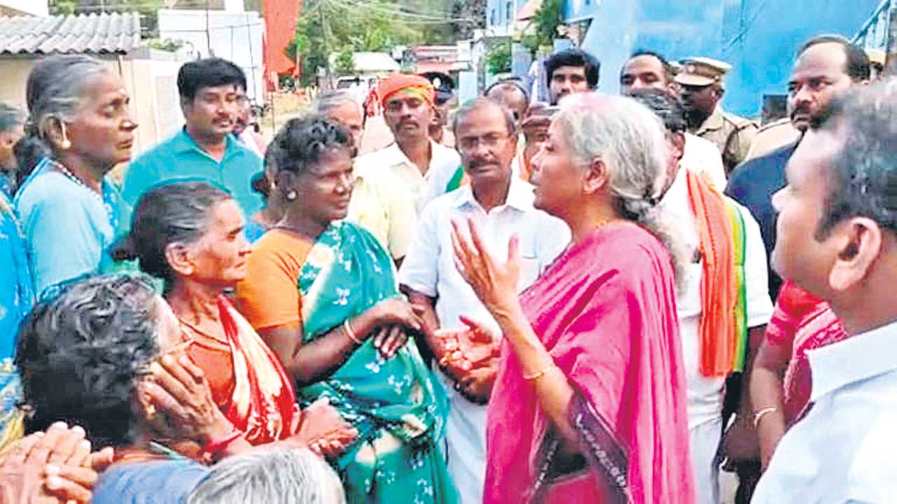 Nirmala Sitharaman | నా చేతిలో ఏమీ లేదు.. వంటగ్యాస్‌ ధరలపై నిలదీస్తే జారుకున్న కేంద్రమంత్రి నిర్మలా సీతారామన్‌