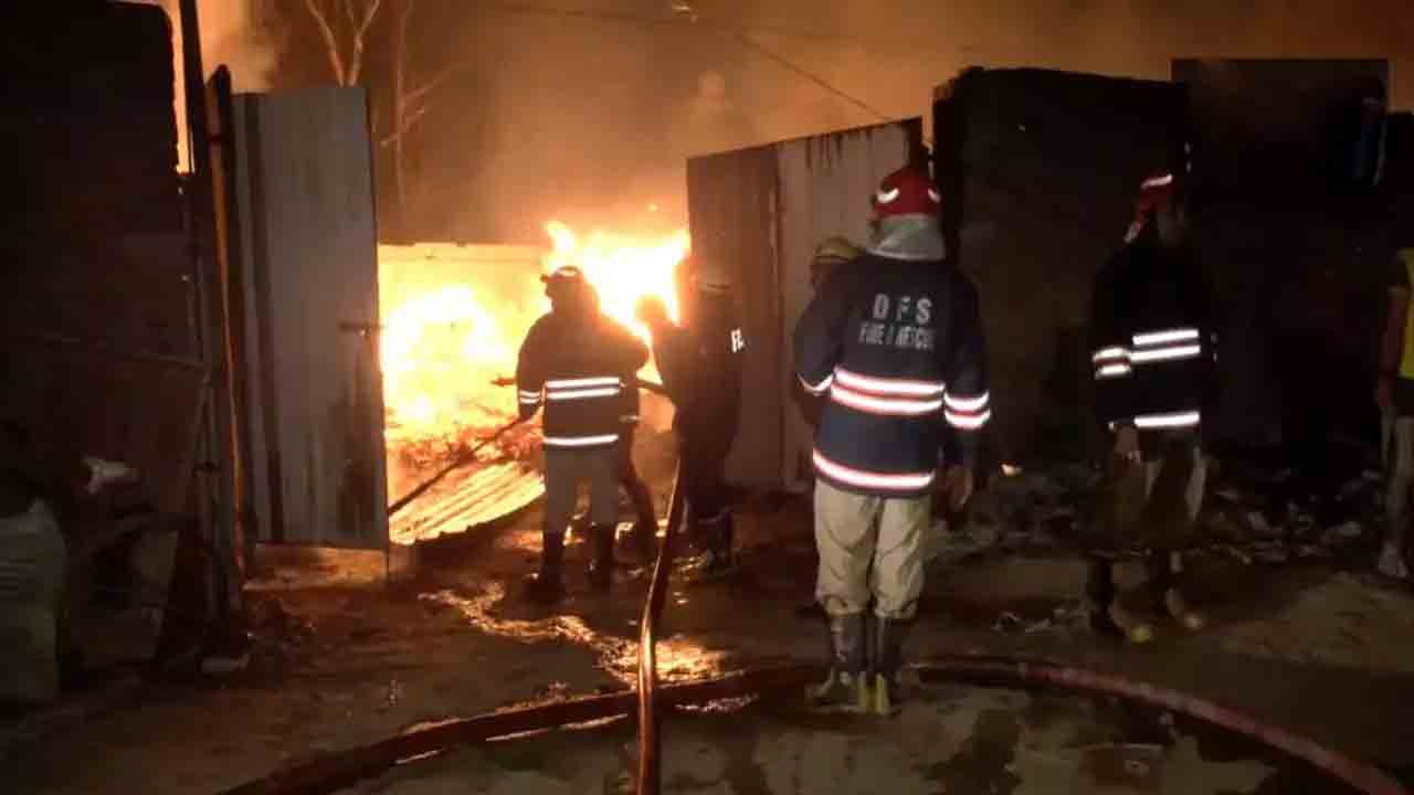 Sonia Gandhi Camp |  సోనియా గాంధీ క్యాంప్‌లో భారీ అగ్నిప్రమాదం.. ఎగసిపడుతున్న అగ్నికీలలు