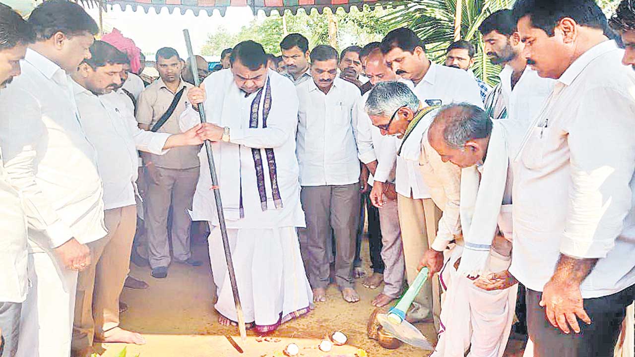 గిరిజనులకు త్వరలో పోడు పట్టాలు